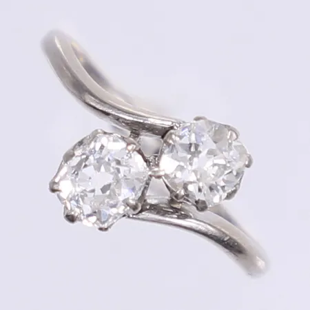 Tvillingring med gammalslipade diamanter (old miner) 1x ca 0,40ct, 1x ca 0,45ct, stl:17¼-17½, bredd 1-10mm, tillv. Erik Thomassons Guld-& Juvelfirma, Stockholm 1941, spår i skenan från storleksändring, platina 950/1000 Vikt: 3,7g Vikt: 3,7 g