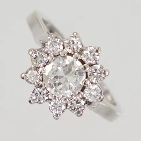 Ring med diamant 1 x ca 0,95ct, kvalité ca Tcr(I)/P, natural/trigon på paviljongen, samt 10x ca 0,05ct, stl:17 bredd 1,8-13,8mm, ostämplad vitguld 18K, Vikt: 6 g