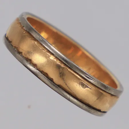 Ring stl:19¼, bredd 5,7mm, tvåfärgad, gravyr, 18K Vikt: 7,5 g