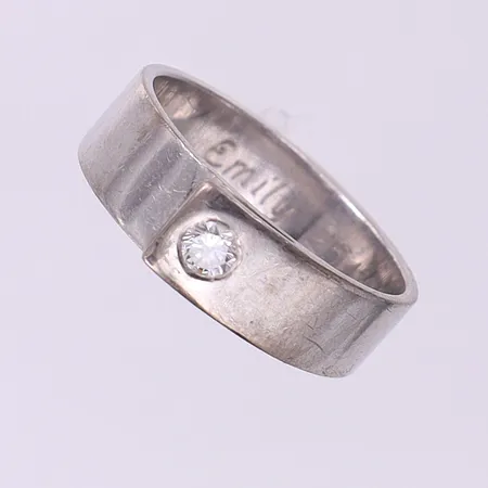 Ring med diamant 0,20ctv enligt gravyr stl:18¼, bredd 11,1-11,2mm, gravyr, vitguld 18K.  Vikt: 6,6 g