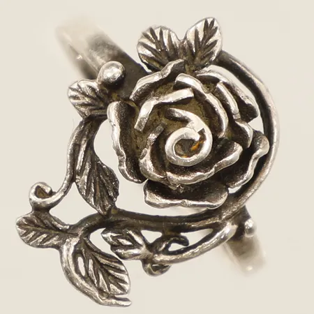 Ring med rosmotiv stl:18 bredd 2mm silver 925/1000 Vikt: 2,8 g