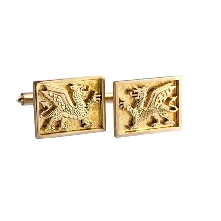 Manschettknappar i 14K guld, rektangulär front 16 x 20,5 mm, dekor av drake, tillverkarstämpel H´S, fint skick Vikt: 14,3 g