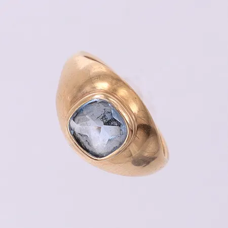 Ring med sten, stl:15¼  bredd 2,3-10,6mm, gravyr. 18K Vikt: 3,1 g