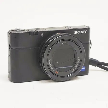 Digital kompaktkamera Sony CyberShot RX100 Mark III, DSC-RX100M3, WW808161, generellt slitage, väldigt repig skärm, påse, laddare, inga övriga tillbehör Skickas med postpaket.