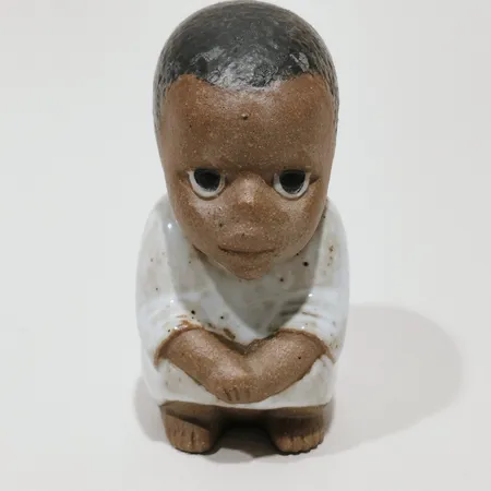 Figurin Syd ur serien All världens barn formgivare Lisa Larson Gustavsberg höjd 10,5cm stengods stämpelmärkt