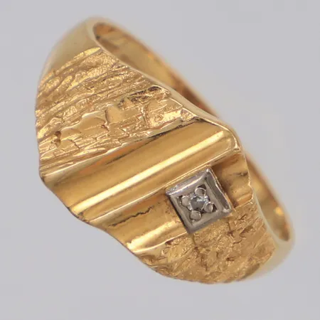 Ring med diamanter ca 0,01ct stl:17, bredd 9,8mm, BEH Bengt Hallberg Guldsmeds AB Köping 1992, 18K Vikt: 3,4 g