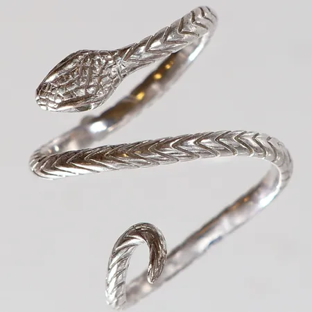 Ring orm med gröna stenar stl:17¼ bredd 2,2mm något skev Silver 925/1000. Vikt: 3,8 g
