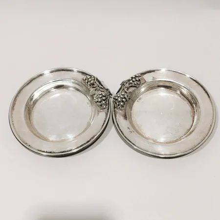 Två fat med dekor av vindruvor Ø13cm stämplade AL, silver 900/1000 Vikt: 223,5 g