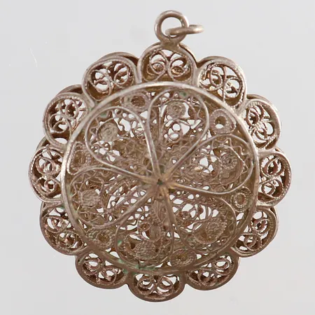 Hänge filigranarbete Ø32,5mm gravyr Silver 830/1000.   Vikt: 8 g