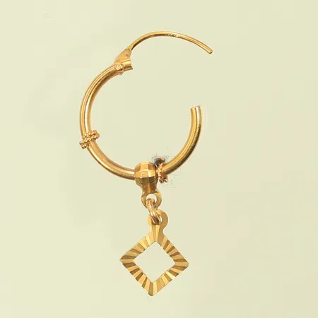 Ett udda örhänge längd 24mm bredd 13mm, 21K 0,8g 