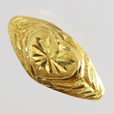 Ring med hjärta stl:18 bredd 2,5-9,5mm Thai guld ihålig 23K.  Vikt: 1,9 g