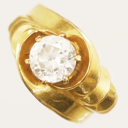Ring med vit sten stl:18 bredd 5,1mm skev skena 22K bruttovikt 9,8g Vikt: 9,8 g
