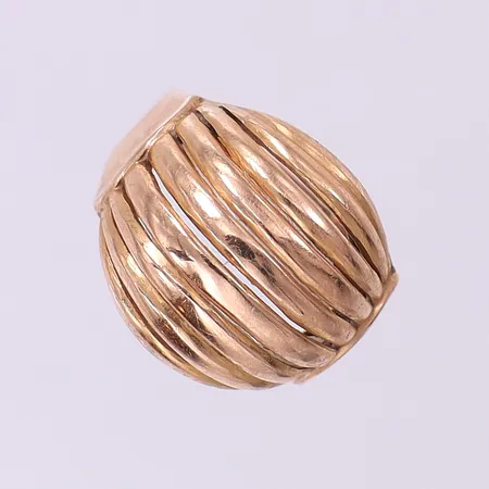 Ring stl:16½ bredd 4,4-15,1mm, skev, ostämplad. 18K Vikt: 5,5 g