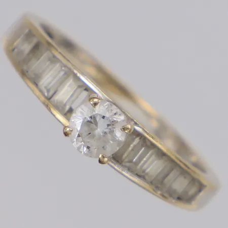 Ring med vita stenar, vitguld, stl:17¾, bredd 4,2mm, 18K Vikt: 3,3 g