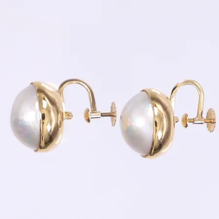 Ett par örhängen med mabépärla Ø17mm, svenska stämplar, skruvlås, 18K Bruttovikt: 11,3g Vikt: 11,3 g