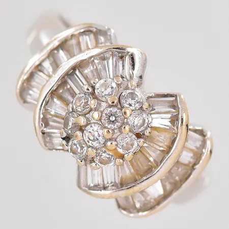 Ring med vita stenar stl:17¼ vitguld 18K Vikt: 4,2 g
