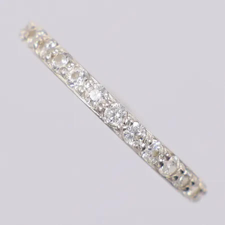 Ring med vita stenar stl: ca 18 bredd: ca 1-2mm 925/1000 silver Vikt: 1,5 g