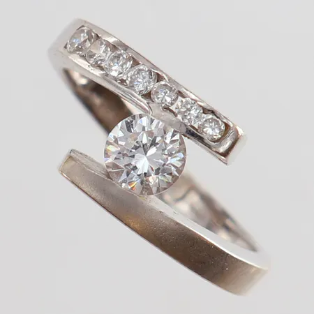 Ring med vita stenar stl:17½ bredd 2,5-9,5mm vitguld 14K. Vikt: 3,7 g