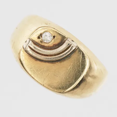 Ring med vit sten stl:15¾, bredd 3-11mm, repor, 14K Vikt: 3,6 g