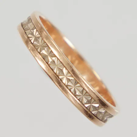 Ring stl 21¼, bredd 4,5mm, gravyr, mönsterdekor i vitguld, 18K Vikt: 5,4 g
