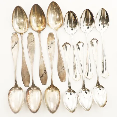24 Skedar i olika storlekar och modeller en plockgaffel gravyrer silver Vikt: 459,8 g