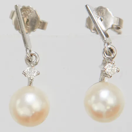 Örhängen med odlade pärlor och diamanter 2x 0,01ct, 21x7mm, stift, vitguld, 18K Vikt: 3,2 g