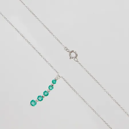 Collier med fem smaragder Øca.2,8-4mm samt diamant 1 x ca.0,04ct, kedja Ankar längd: 40,8cm, bredd: 1,3mm, hänge längd: 27,5mm, vitguld, 18K Vikt: 2,9 g