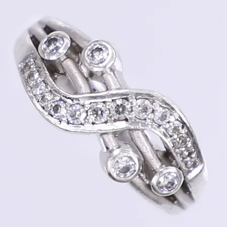 Ring med vita stenar stl:17¾ bredd 3-9mm silver 925/1000 Vikt: 4,9 g