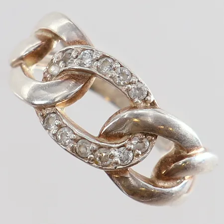Ring med vita stenar stl:18¼ bredd 2,2-10mm Silver 925/1000. Vikt: 4,1 g