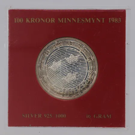 Minnesmynt Helgeandsholmen 1983 100kr, Ø32mm, repigt plastetui, silver 925/1000 Vikt: 16 g