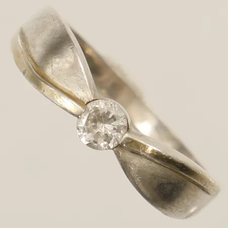 Ring med vit sten stl:18 bredd 5,2mm GHA silver 925/1000 Vikt: 3 g