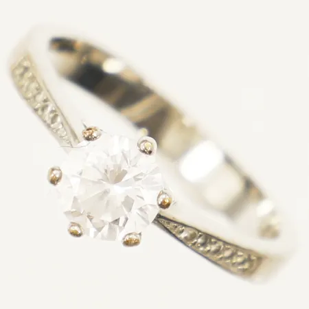 Ring med vita stenar stl:16¾ bredd 6,5mm silver 925/1000 Vikt: 2,1 g