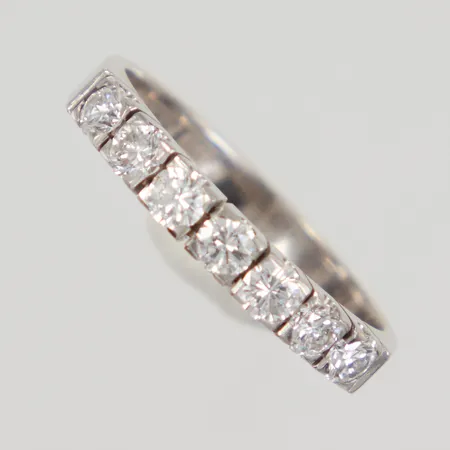 Ring stl 18½, diamanter 7x ca0,10ct enl gravyr, varav en indikerer på att vara syntetisk, bredd 3mm, Kaplan Ab år 1976, vitguld 18K  Vikt: 4 g