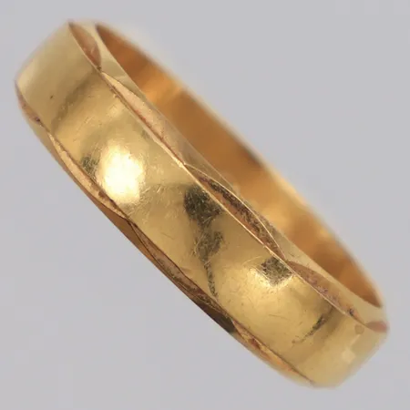 Ring stl:18¼, bredd 5mm, gravyr, 18K  Vikt: 4,9 g