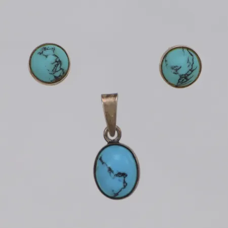 Ett par örhängen med turkoser Ø 7,9mm, hänge med turkos längd 20mm, 925/1000 silver Vikt: 2,3 g