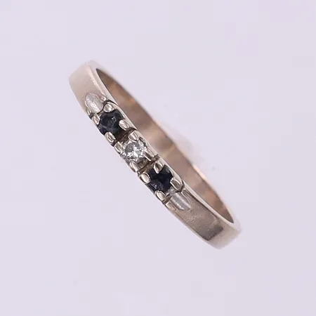 Ring med safirer och 8/8-slipad diamant 0,02ct, stl:16½ bredd 24-2,4mm, vitguld, i behov av rodiering. 18K  Vikt: 2,2 g