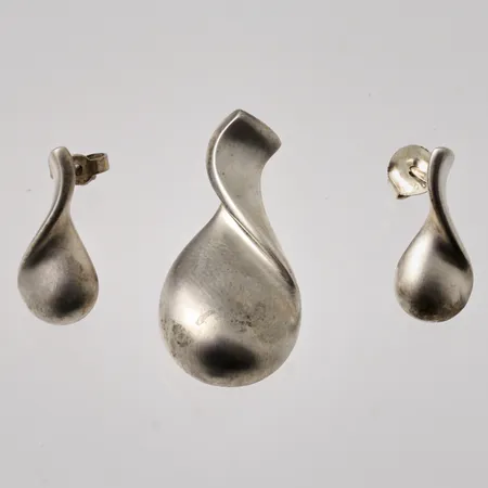 Sett med hänge och örhängen, mått 15,4x31,2mm, 9x20mm, Guldfynd, silver 925/1000, 7,89g.