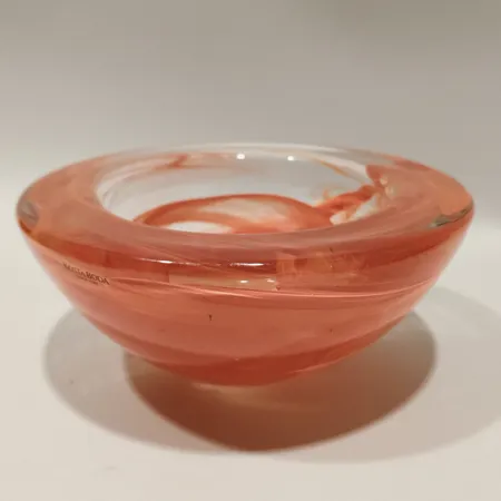 Skål Atoll formgiven av Anna Ehrner för Kosta Boda klarglas med orange underfång ca Ø17cm, höjd 8cm etui. Skickas med paket.