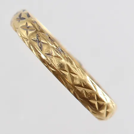 Ring med mönsterdekor stl:17¾ bredd 3mm repig spår av lödning 18K. Vikt: 2 g