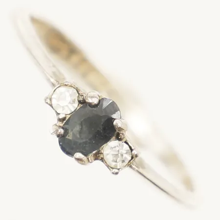 Ring med blå samt vita stenar stl:17¼ bredd 5mm silver 925/1000 Vikt: 1,4 g