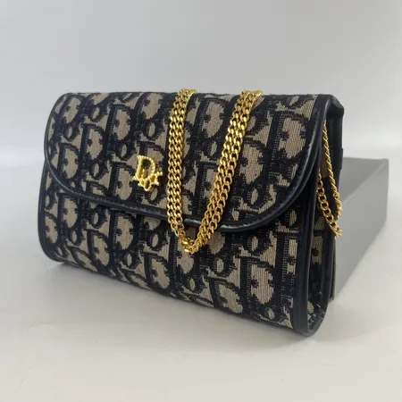 Axelremsväska / clutch Christian Dior i monogrammönstrad vävd textilcanvas och detaljer i gulmetall, vintage, mått ca 13 x 19 x 4cm, väskan i fint skick, tillhörande kartong med slitage