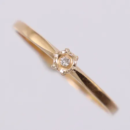 Ring med diamant ca 1x0,01ct stl: ca 17¾ bredd: ca 1-3mm GFAB år 2007 18K Vikt: 1,3 g