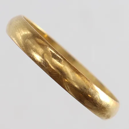 Ring slät stl:18¾ bredd 3,5mm repig 18K. Vikt: 2,5 g