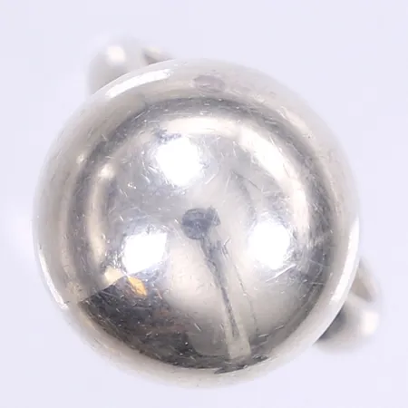 Ring med kula stl:18¾ bredd 4-17mm, tillv. Guldfynd, silver 925/1000 Vikt: 9,5 g