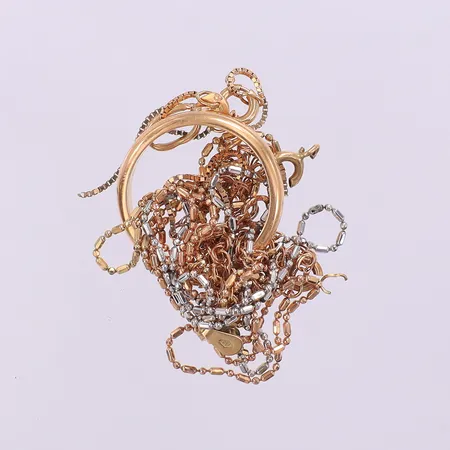 Diverse guld, defekt, graverat, 18K.  Vikt: 10,2 g