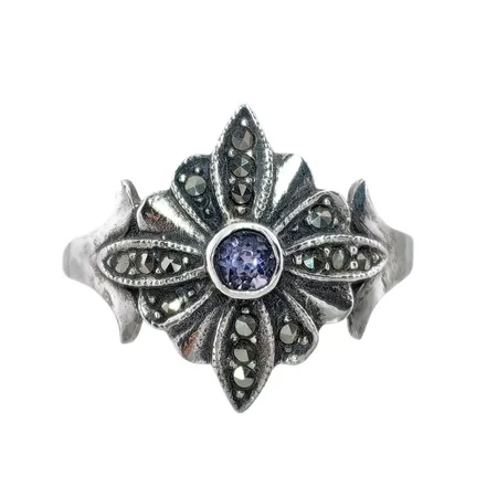 Vintage ring 925/1000 lila sten & Markasiter, stl:19¾ mm, bredd 2,2-17,5 mm, samtliga stenar i behåll Vikt: 4,2 g