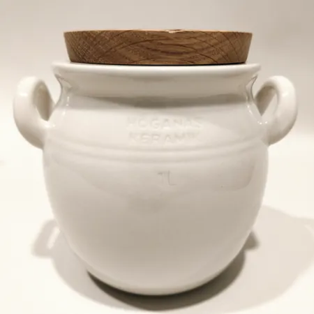 Krus 1L Höganäs Rörstand, sandfärgad med lock i ek, höjd ca 15cm Ø16cm stengods  Skickas med paket.