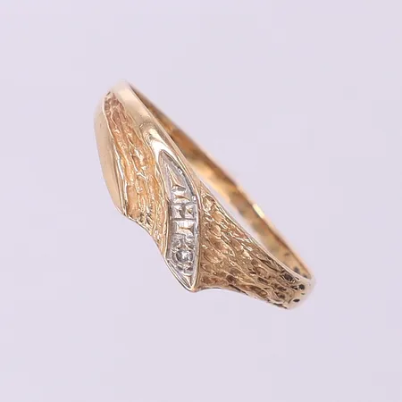 Ring med 8/8-slipad diamant 0,01ct, stl:19 bredd 1,6-5,7mm, skev. 18K Vikt: 1,9 g