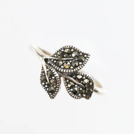 Ring med markasiter, Stl:16¾, bredd: 1,7-12,5mm, Guldfynd, 925/1000 silver Vikt: 2 g
