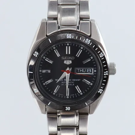 Damur Seiko 5 Water 50M resist 21 jewels stål automatisk dag-datum Ø26mm ref-nr: 4207-07C4 R2 boett-nr: 4207-02A0 serie-nr: 771132 stållänk repig inga tillbehör.